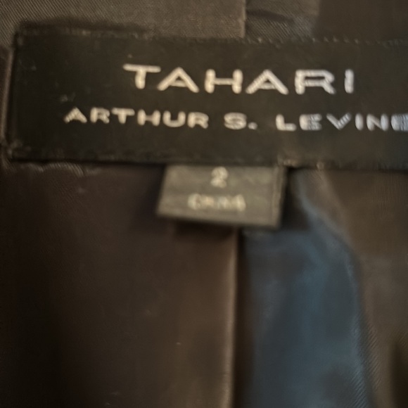 NWT Tahari black blazer with greyish pin stripes never worn size 2 - Picture 2 of 3